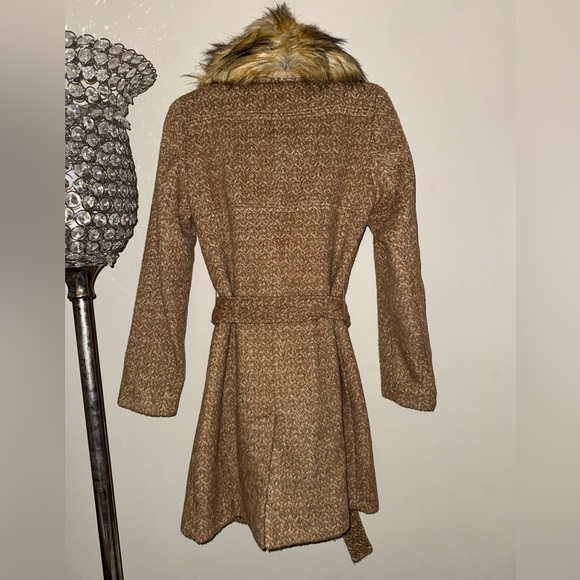 NWOT, Ivanka Trump, wool coat with removable fur collar, size 2 - Picture 3 of 5